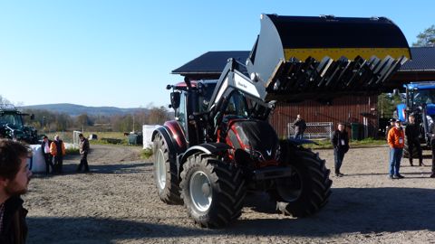 Tracteur Valtra avec chargeur frontal Quicke Tracteur Valtra avec chargeur frontal Quicke