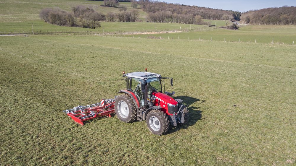 Au champ, nous avons essayé le Massey Ferguson 5711 Dyna-4 avec une herse de prairie Ponge d’une largeur de 6 m.