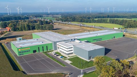 L’usine Amazone de Bramsche, en Allemagne, s’étend sur 24 ha, dont 16 000 m² de bâtiments. L’usine Amazone de Bramsche, en Allemagne, s’étend sur 24 ha, dont 16 000 m² de bâtiments.