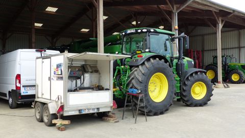Lors du passage au banc de performance moteur, le 6175R DirectDrive a délivré une puissance maximale de 165,3 ch OCDE, soit 5 ch de plus que son homologue à transmission à variation continue. Lors du passage au banc de performance moteur, le 6175R DirectDrive a délivré une puissance maximale de 165,3 ch OCDE, soit 5 ch de plus que son homologue à transmission à variation continue.