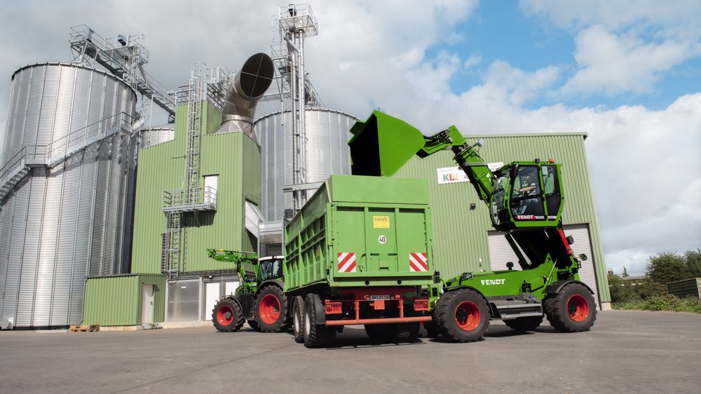 Le Fendt Cargo T955 lève une charge d’une capacité maximale de 5,5 t, et son bras atteint 8,5 m. Le Fendt Cargo T955 lève une charge d’une capacité maximale de 5,5 t, et son bras atteint 8,5 m.
