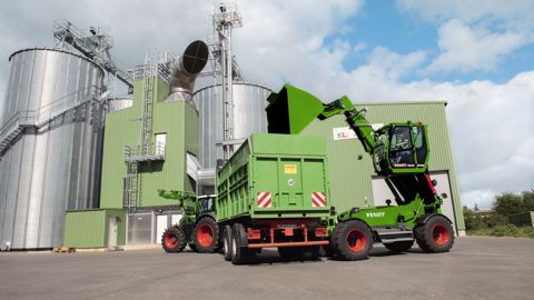Le Fendt Cargo T955 lève une charge d’une capacité maximale de 5,5 t, et son bras atteint 8,5 m. Le Fendt Cargo T955 lève une charge d’une capacité maximale de 5,5 t, et son bras atteint 8,5 m.