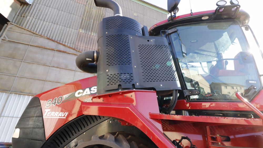 Le dispositif antipollution de ce tracteur est trop imposant pour tenir sous le capot et prend place devant la cabine. Le dispositif antipollution de ce tracteur est trop imposant pour tenir sous le capot et prend place devant la cabine.