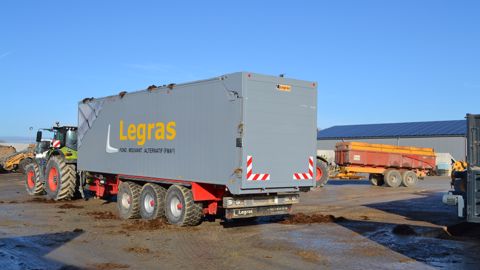 Legras Industries revient dans le domaine agricole avec son système de vidange à fond mouvant alternatif à lames parallèles. Legras Industries revient dans le domaine agricole avec son système de vidange à fond mouvant alternatif à lames parallèles.