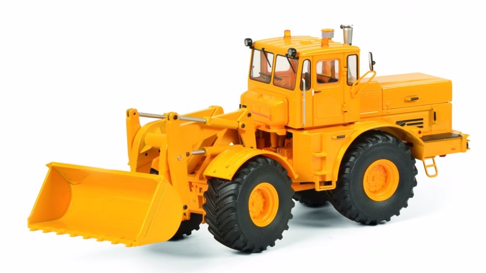 Le Kirovets K-700A transformé en chargeuse Le Kirovets K-700A transformé en chargeuse