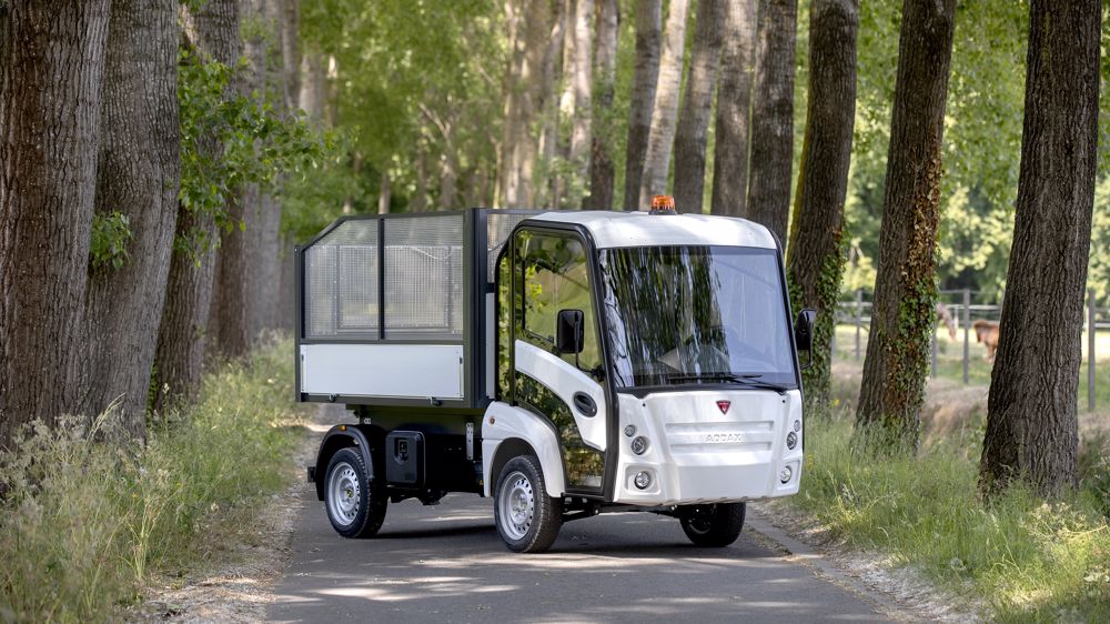 Un véhicule compact dont l'usage peut convenir aux parcs et jardins. 