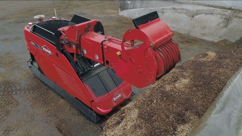 L'automoteur d'alimentation Aura assure en toute autonomie l'ensemble des étapes pour nourrir le troupeau, du désilage à la distribution. Il repousse également la ration à l'auge. L'automoteur d'alimentation Aura assure en toute autonomie l'ensemble des étapes pour nourrir le troupeau, du désilage à la distribution. Il repousse également la ration à l'auge.