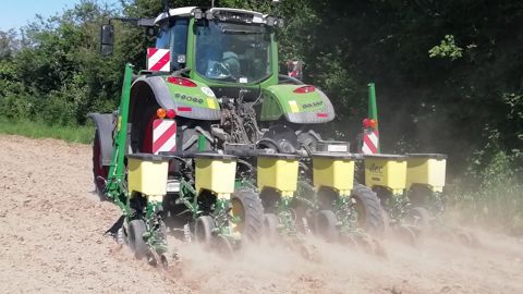 Le semoir de recherche de Precision Planting repose sur la base d’un Max Emerge John Deere, dont seule la structure des éléments semeurs et du châssis est conservée. Le semoir de recherche de Precision Planting repose sur la base d’un Max Emerge John Deere, dont seule la structure des éléments semeurs et du châssis est conservée.