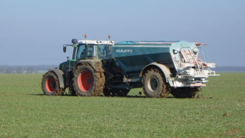En évoluant entre 15 et 18 km/h, l’épandeur nécessite un tracteur de 200 ch afin de ne pas rencontrer de problème de traction, notamment lors des premiers passages d’apport d’azote. En évoluant entre 15 et 18 km/h, l’épandeur nécessite un tracteur de 200 ch afin de ne pas rencontrer de problème de traction, notamment lors des premiers passages d’apport d’azote.