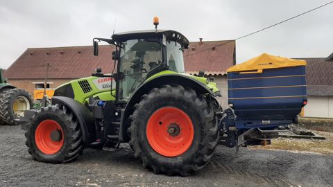 L’épandeur Bogballe, doté d’une capacité importante de 4 500 L, nécessite un tracteur de gabarit important pour évoluer en sécurité, comme ici un Claas Axion 830. L’épandeur Bogballe, doté d’une capacité importante de 4 500 L, nécessite un tracteur de gabarit important pour évoluer en sécurité, comme ici un Claas Axion 830.