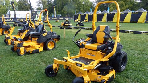 Les nouvelles autoportées XZ 7 à braquage zéro sont proposées en deux largeurs de coupe de 122 et 152 cm. Les nouvelles autoportées XZ 7 à braquage zéro sont proposées en deux largeurs de coupe de 122 et 152 cm.