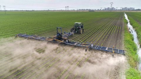 15 ha/h avec une herse étrille Treffler de 27,20 m 15 ha/h avec une herse étrille Treffler de 27,20 m