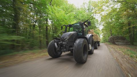 Valtra G135 : Tapis rouge pour la montée des marches Valtra G135 : Tapis rouge pour la montée des marches