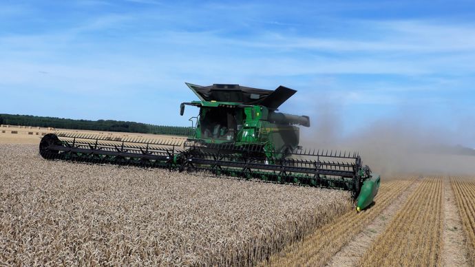 700 ch, une coupe de 13,7 m, une trémie de 16 200 L, un débit de 100 t/h, les caractéristiques de la John Deere X9 ne laissent pas indifférent. 700 ch, une coupe de 13,7 m, une trémie de 16 200 L, un débit de 100 t/h, les caractéristiques de la John Deere X9 ne laissent pas indifférent.