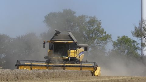 New Holland CH 7.70, mélange des genres New Holland CH 7.70, mélange des genres