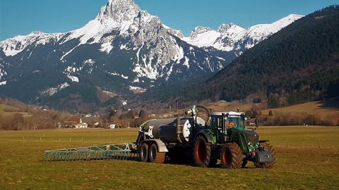 Le Fendt 826 Vario de la Sica Terragr’Eau est équipé de la documentation VarioDoc Pro simplifiant l’échange des informations avec le chauffeur et l’enregistrement des tâches accomplies en fin de chantier. Le Fendt 826 Vario de la Sica Terragr’Eau est équipé de la documentation VarioDoc Pro simplifiant l’échange des informations avec le chauffeur et l’enregistrement des tâches accomplies en fin de chantier.