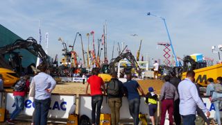 Vue de la zone de démonstration extérieure du salon Intermat (édition 2018). 