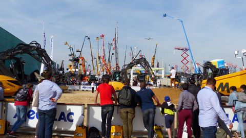 Vue de la zone de démonstration extérieure du salon Intermat (édition 2018). Vue de la zone de démonstration extérieure du salon Intermat (édition 2018).