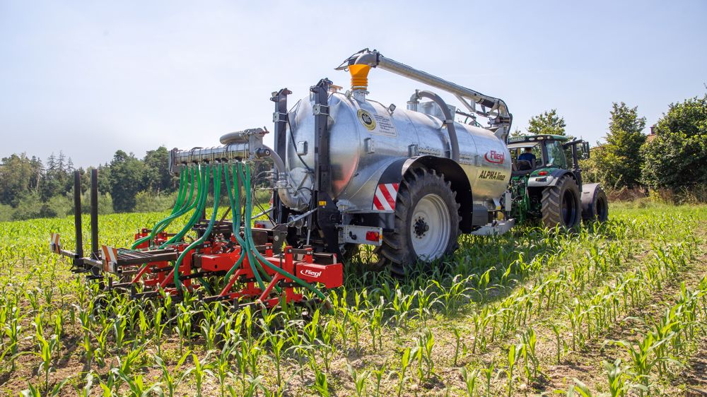 L'outil Dexter est attelé derrière la tonne à lisier.