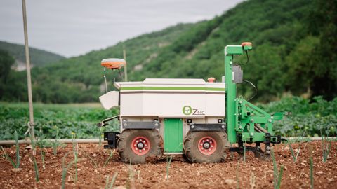 Ecorobotix : Le Robot De Désherbage ARA S'adapte à L'arrière Du Tracteur