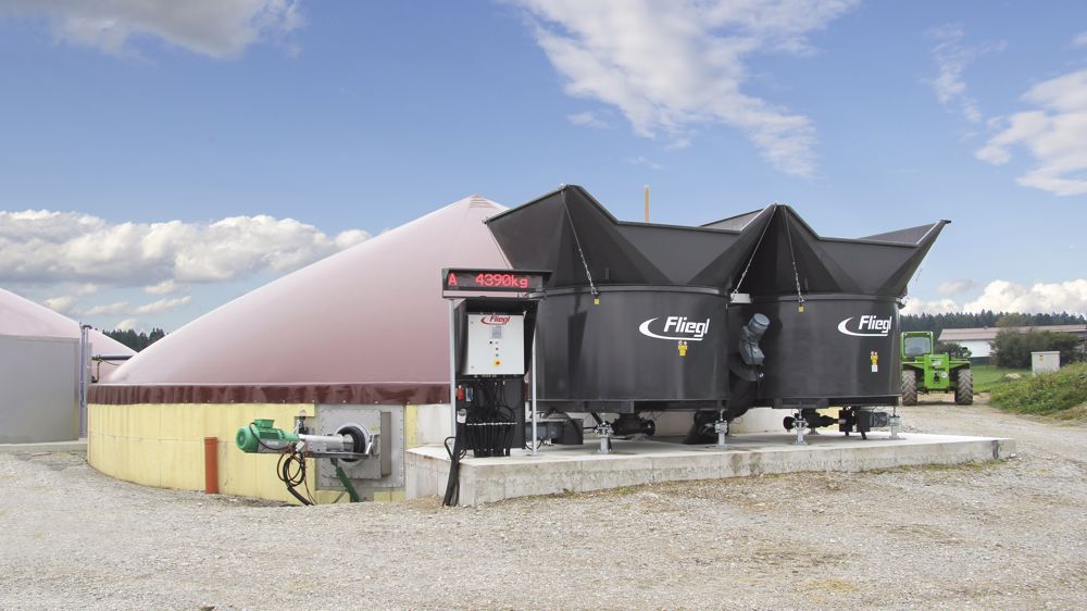 Fliegl optimise l’alimentation du digesteur de l’unité de méthanisation avec plusieurs équipements de stockage adaptés à différents substrats. Fliegl optimise l’alimentation du digesteur de l’unité de méthanisation avec plusieurs équipements de stockage adaptés à différents substrats.
