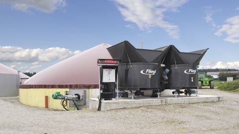 Fliegl optimise l’alimentation du digesteur de l’unité de méthanisation avec plusieurs équipements de stockage adaptés à différents substrats. Fliegl optimise l’alimentation du digesteur de l’unité de méthanisation avec plusieurs équipements de stockage adaptés à différents substrats.