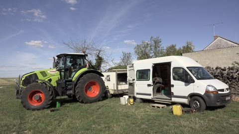 Lors du passage au banc, nous avons mesuré le bruit ressenti dans la cabine du Claas Axion 850 Cmatic. Le niveau sonore ne dépasse jamais 72,8 dB(A). Lors du passage au banc, nous avons mesuré le bruit ressenti dans la cabine du Claas Axion 850 Cmatic. Le niveau sonore ne dépasse jamais 72,8 dB(A).