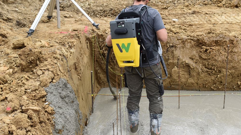 Wacker Neuson : une nouvelle aiguille à béton avec batterie à dos