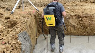 Wacker Neuson : une nouvelle aiguille à béton avec batterie à dos