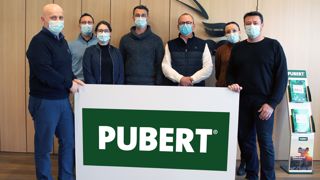 L'équipe de direction autour de Jean-Pierre Pubert (troisième en partant de la droite), avec le nouveau logo de l'entreprise.