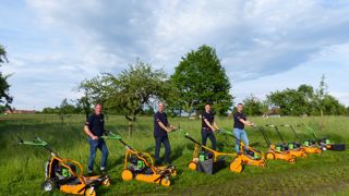 La gamme AS-Motor Electric. De gauche à droite : Roman Mühleck, responsable produit, Dominique Schaal, directeur commercial France, Jonas Bay, chef produit, Joshua Gärner, en apprentissage chez AS-Motor.