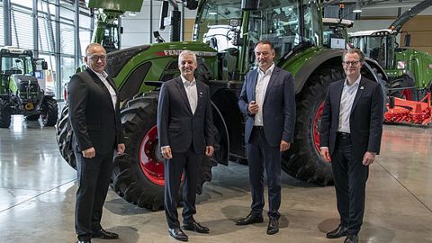 De gauche à droite : Michael Wellenzohn (membre du conseil de direction de Deutz), Eric Hansotia (p.-d.g. d'Agco), Frank Hiller (président du conseil de direction de Deutz), Torsten Dehner (vice président senior de Fendt & Valtra Global). De gauche à droite : Michael Wellenzohn (membre du conseil de direction de Deutz), Eric Hansotia (p.-d.g. d'Agco), Frank Hiller (président du conseil de direction de Deutz), Torsten Dehner (vice président senior de Fendt & Valtra Global).