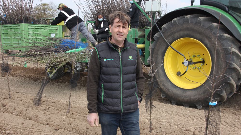 Hervé Boujuau, arboriculteur, a développé cette remorque planteuse qu’il commercialise et avec laquelle il propose aussi des prestations. Hervé Boujuau, arboriculteur, a développé cette remorque planteuse qu’il commercialise et avec laquelle il propose aussi des prestations.