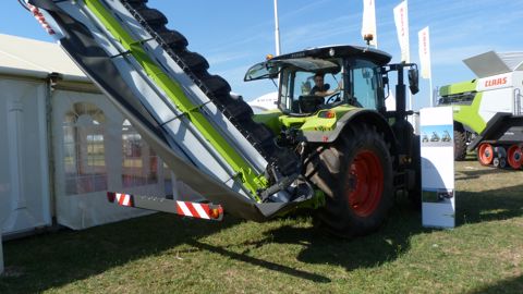 Une faucheuse Claas de 4 mètres à l’aise sur route Une faucheuse Claas de 4 mètres à l’aise sur route
