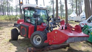 Cette nouvelle mouture qui s'ajoute à la gamme des Grip 4 a été présentée au mois de septembre, équipé d'un broyeur forestier, sur le salon Forexpo à Mimizan.