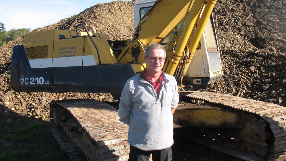 Éric Guillou, entrepreneur de travaux agricoles dans les Côtes-d'Armor, garde précieusement sa première machine achetée aux enchères, une pelleteuse à chenilles Komatsu PC210 de 20 t. Celle-ci ne sert toutefois plus aux chantiers à ce jour.