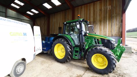 Devant le banc de puissance de la FRCuma régionale Bourgogne Franche-Comté, le John Deere 6120M AutoPowr a délivré la puissance maximale de 111,5 ch OCDE. Devant le banc de puissance de la FRCuma régionale Bourgogne Franche-Comté, le John Deere 6120M AutoPowr a délivré la puissance maximale de 111,5 ch OCDE.