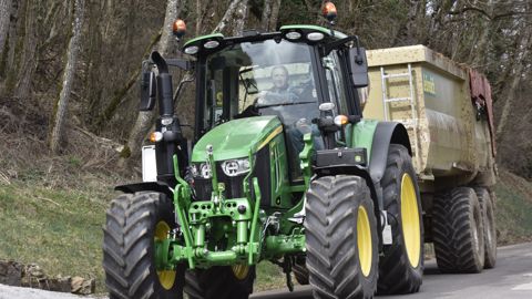 Sur la route, le 6120M AutoPowr attelé de la benne Leboulch chargée de fumier s’est montré le plus sobre en consommant 6 L en moyenne pour parcourir les 8,44 km. Sur la route, le 6120M AutoPowr attelé de la benne Leboulch chargée de fumier s’est montré le plus sobre en consommant 6 L en moyenne pour parcourir les 8,44 km.