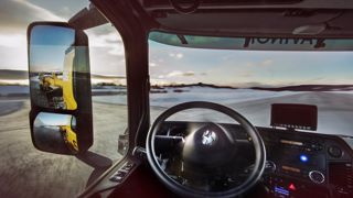 Un engin de déneigement au travail sans opérateur grâce à la technologie de Yeti Move.