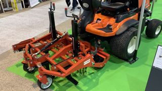 Yvmo présente un désherbeur mécanique pour tondeuses frontales