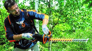 Le nouveau taille-haie à batterie Helion 3.