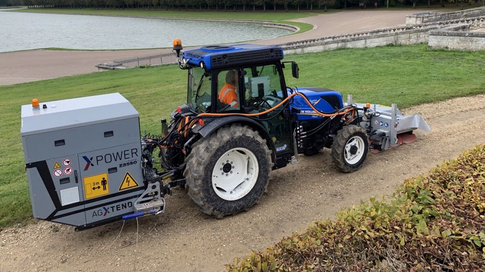 Le XPower XPU qui fonctionne avec la technologie de désherbage électrique Zasso
circule ici près des rives du Grand Canal de Versailles, dans le prestigieux domaine de Trianon.