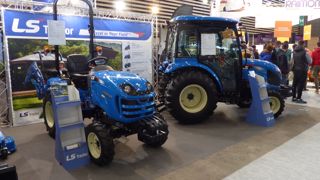 Tracteurs LS (modèles LS J30 HST et MT3.40 HST) exposés au salon Paysalia fin 2021 sur le stand de Temver France.