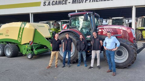Encadrés par Jean-Luc Fernandez (à droite) et Olivier Barré d’Argo France, Mathieu Louis, David Salloignon et Hervé Cancé, respectivement chef d’atelier, responsable technique et président de Cancé - Midi-Pyrénées-Moissons. Encadrés par Jean-Luc Fernandez (à droite) et Olivier Barré d’Argo France, Mathieu Louis, David Salloignon et Hervé Cancé, respectivement chef d’atelier, responsable technique et président de Cancé - Midi-Pyrénées-Moissons.