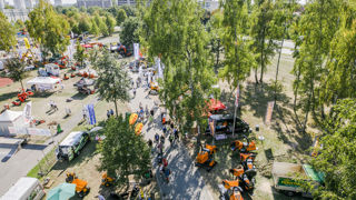 Les exposants du salon peuvent prendre une surface extérieure d'exposition pour les démonstrations de machines.