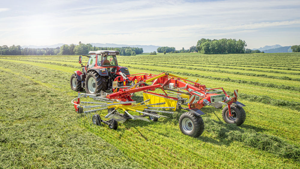 L’andaineur papillon TOP 882 C de Pöttinger ratisse sur 8,80 m