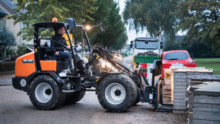 A l'image de cette nouvelle chargeuse Doosan DL-65-7 (66 ch, poids opérationnel de 3,6 t), le constructeur lance des machines plus compactes et polyvalentes.