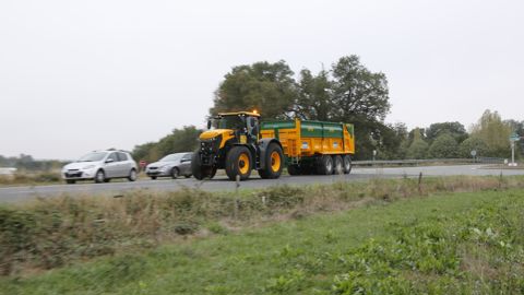 Même réalisé avec des véhicules agricoles, le transport routier lourd de marchandises peut entrer dans le cadre de la réglementation encadrant les entreprises exploitant des poids lourds. Même réalisé avec des véhicules agricoles, le transport routier lourd de marchandises peut entrer dans le cadre de la réglementation encadrant les entreprises exploitant des poids lourds.