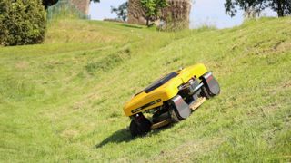 La tondeuse RC Spider s'attaque aux pentes !