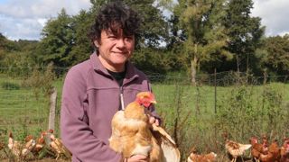 Fabienne Marais élève 1 700 volailles fermières qu’elle vend en direct. En 2018, elle a construit deux poulaillers, en intégration, pour améliorer son revenu. © Monique Roque Marmeys Fabienne Marais élève 1 700 volailles fermières qu’elle vend en direct. En 2018, elle a construit deux poulaillers, en intégration, pour améliorer son revenu. © Monique Roque Marmeys